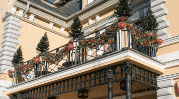 christmas-decorations-on-the-balcony