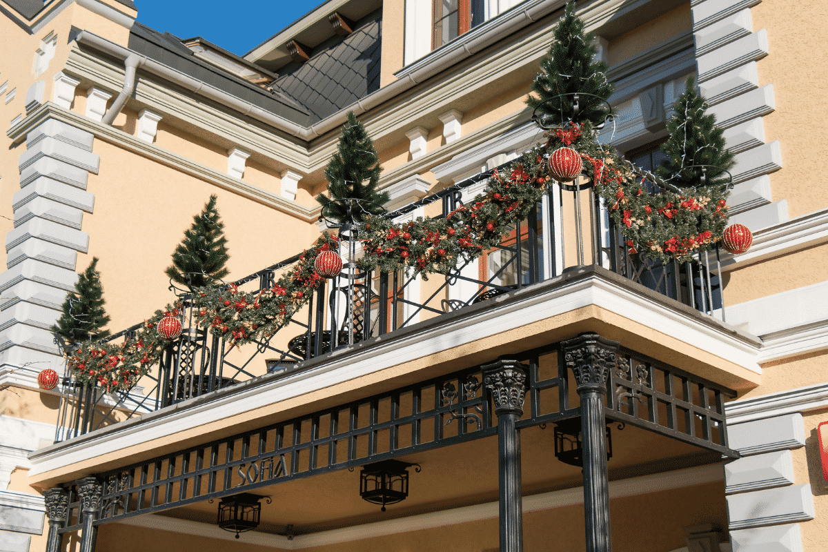 VIC: Q&A Can I hang Christmas decorations on the balcony? 