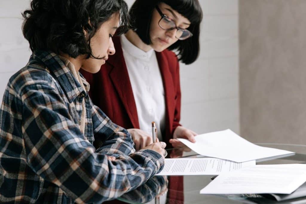 do agm minutes need to be signed by the chair act