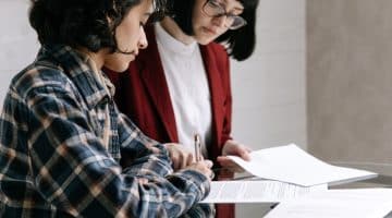 do agm minutes need to be signed by the chair act