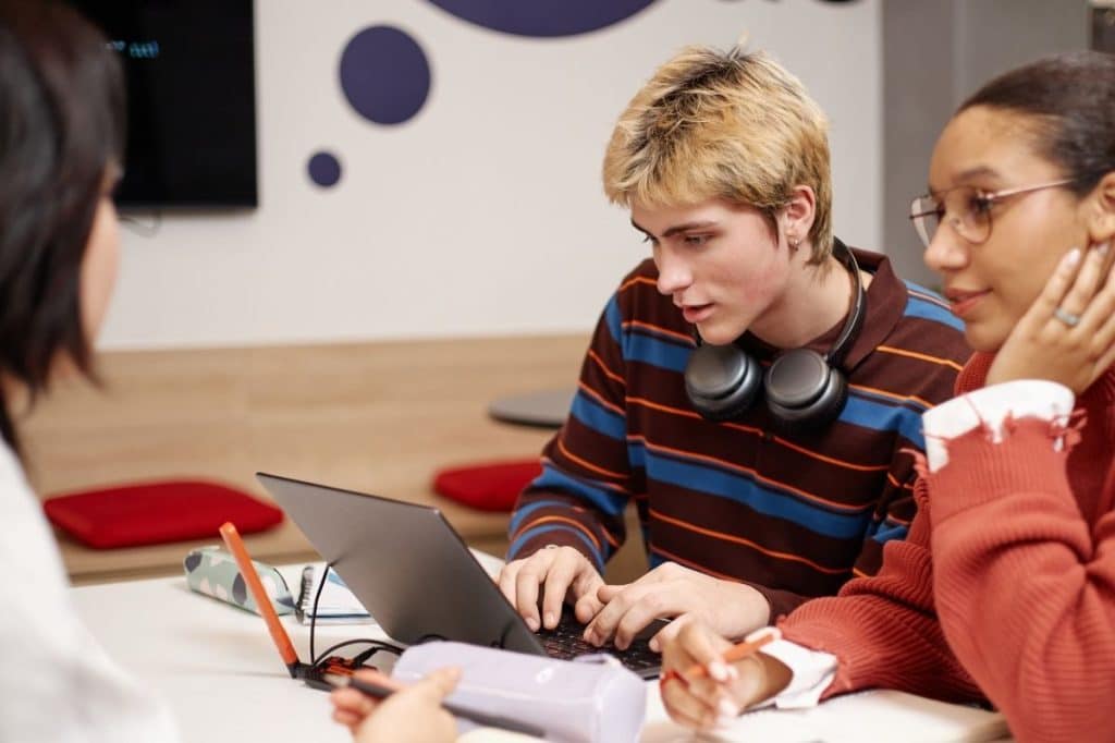 wa-who decides agm time and location strata